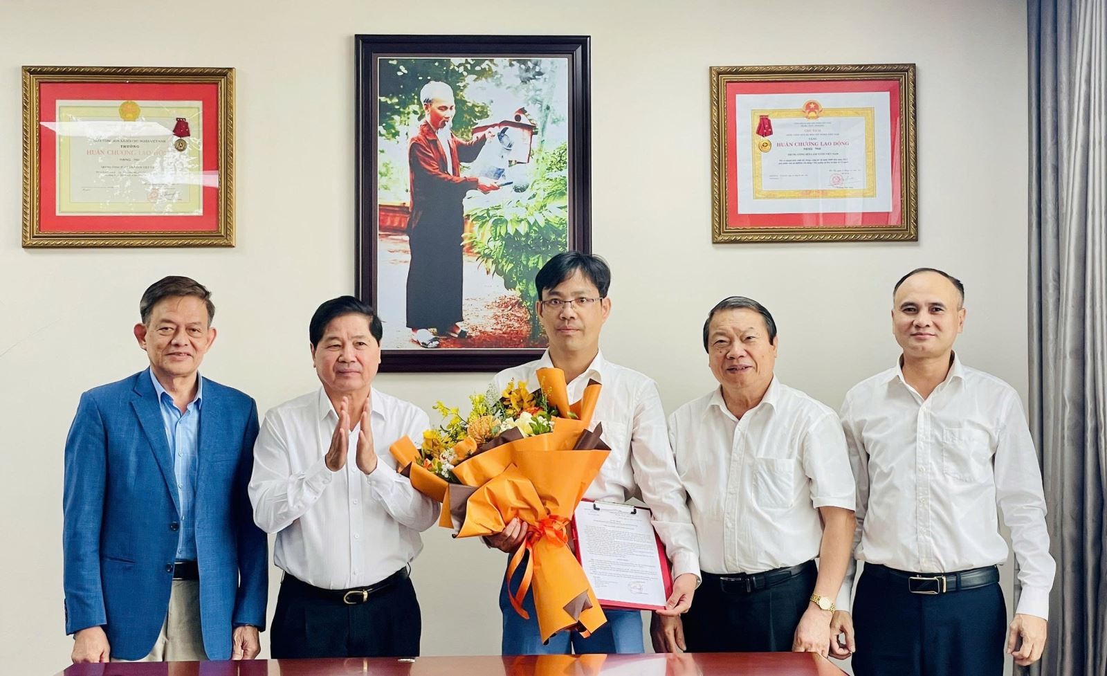 Lãnh đạo Hội Làm vườn Việt Nam và Tổng Biên tập Tạp chí Kinh tế nông thôn Lê Văn Thơm (ngoài cùng bên phải) chụp ảnh lưu niệm cùng ông Hoàng Đình Văn.