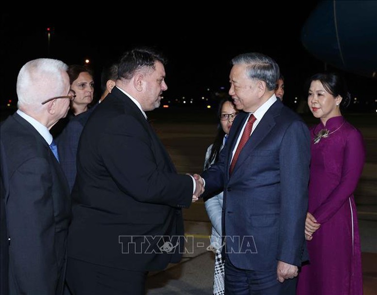Ông Atanas Zafirov, Chủ tịch Đảng Xã hội Chủ nghĩa, Phó Thủ tướng Chính phủ Bulgaria chào đón và tặng bó hoa tươi thắm tới Tổng Bí thư Tô Lâm và Phu nhân - Ảnh: TTXVN