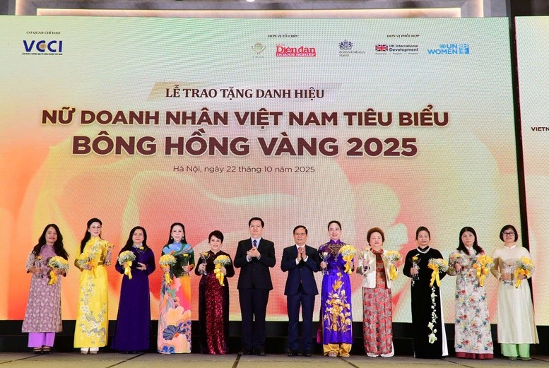 Phó Thủ tướng Chính phủ Mai Văn Chính và Chủ tịch VCCI Phạm Tấn Công cùng các nữ doanh nhân top 10 - Ảnh: VGP