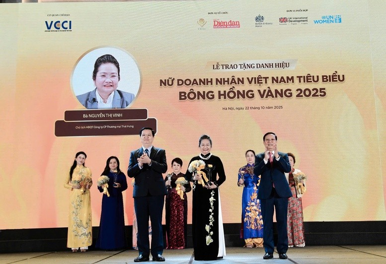 Phó Thủ tướng Mai Văn Chính và Chủ tịch VCCI Phạm Tấn Công trao danh hiệu Bông Hồng Vàng cho nữ doanh nhân Nguyễn Thị Vinh-Chủ tịch HĐQT Công ty CP Thương mại Thái Hưng - Ảnh: VGP