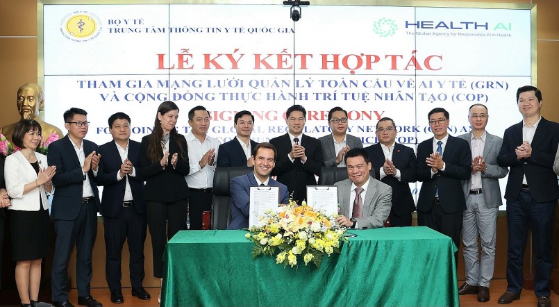Thứ trưởng Thường trực Bộ Y tế Vũ Mạnh Hà chứng kiến lễ ký kết giữa 2 bên.