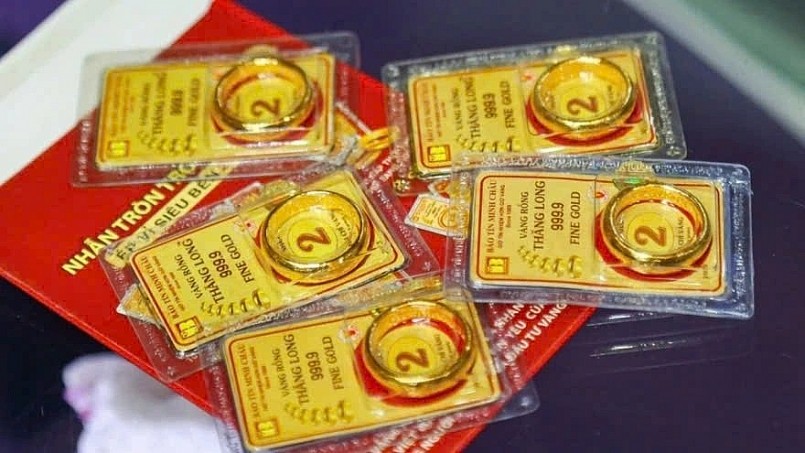Trái ngược với sự phục hồi nhẹ của thị trường thế giới, giá vàng trong nước sáng 25/10 lại chứng kiến một phiên giảm sâu trên diện rộng.