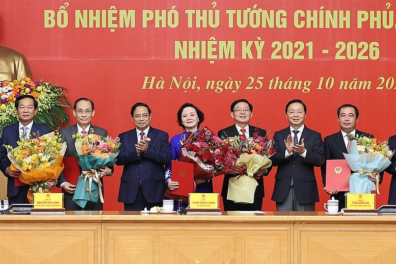 Thủ tướng trao quyết định và tặng hoa cho các Phó Thủ tướng và Bộ trưởng - Ảnh: VGP/Nhật Bắc Thủ tướng trao quyết định và tặng hoa cho các Phó Thủ tướng và Bộ trưởng - Ảnh: VGP/Nhật Bắc