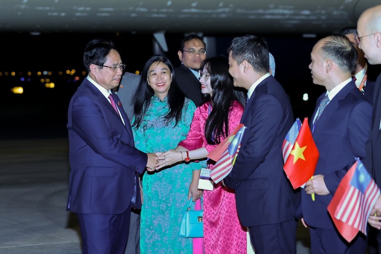 Cán bộ, nhân viên Đại sứ quán và đại diện người Việt Nam tại Malaysia nhiệt liệt chào đón Thủ tướng cùng Đoàn đại biểu Việt Nam - Ảnh: VGP/