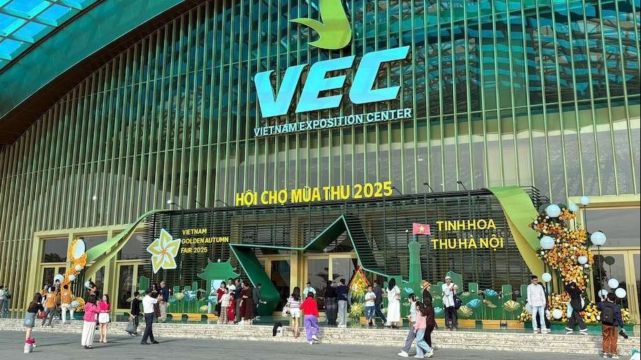 Hàng nghìn người đổ về Hội chợ Mùa Thu 2025 ngày đầu mở cửa