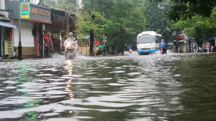 Miền bắc se lạnh đón nắng, miền trung mưa lớn cảnh báo lũ quét, sạt lở đất