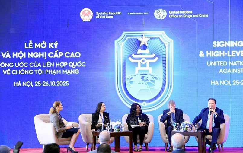 Các đại biểu trao đổi thảo luận tại Toạ đàm Bảo vệ phụ nữ và trẻ em khỏi bị xâm hại trên không gian mạng Các đại biểu trao đổi thảo luận tại Toạ đàm Bảo vệ phụ nữ và trẻ em khỏi bị xâm hại trên không gian mạng