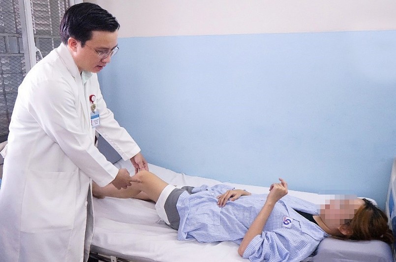 Các bác sĩ điều trị cho người bệnh. Các bác sĩ điều trị cho người bệnh.