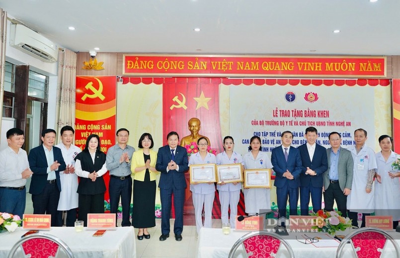 Lãnh đạo Bộ Y tế và UBND tỉnh Nghệ An trao bằng khen cho 1 tập thể và 8 cá nhân tại Bệnh viện Sản nhi Nghệ An đã dũng cảm bảo vệ bệnh nhân trong vụ tấn công vào ngày 23/10 khiến 7 người bị thương.  Lãnh đạo Bộ Y tế và UBND tỉnh Nghệ An trao bằng khen cho 1 tập thể và 8 cá nhân tại Bệnh viện Sản nhi Nghệ An đã dũng cảm bảo vệ bệnh nhân trong vụ tấn công vào ngày 23/10 khiến 7 người bị thương.