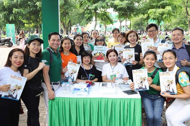 Khu vực 10 gian tư vấn dinh dưỡng cá thể hóa do đội ngũ chuyên gia dinh dưỡng đầu ngành cũng được đông đảo người dân quan tâm. Khu vực 10 gian tư vấn dinh dưỡng cá thể hóa do đội ngũ chuyên gia dinh dưỡng đầu ngành cũng được đông đảo người dân quan tâm.