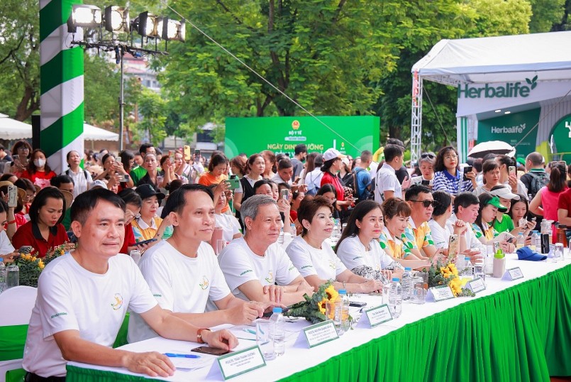 Ban Giám khảo, các Thành viên Độc lập Herbalife Việt Nam và đông đảo người dân theo dõi chương trình. Ban Giám khảo, các Thành viên Độc lập Herbalife Việt Nam và đông đảo người dân theo dõi chương trình.