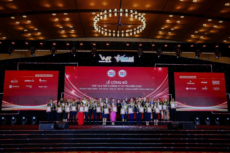 Các đại diện doanh nghiệp tại Lễ công bố nhận bằng khen từ BTC.