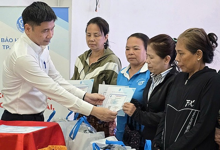 Đại diện Lãnh đạo Bảo hiểm xã hội Thành phố Hồ Chí Minh tặng thẻ bảo hiểm y tế cho phụ nữ khó khăn, tháng 10/2025 (Ảnh BTC)