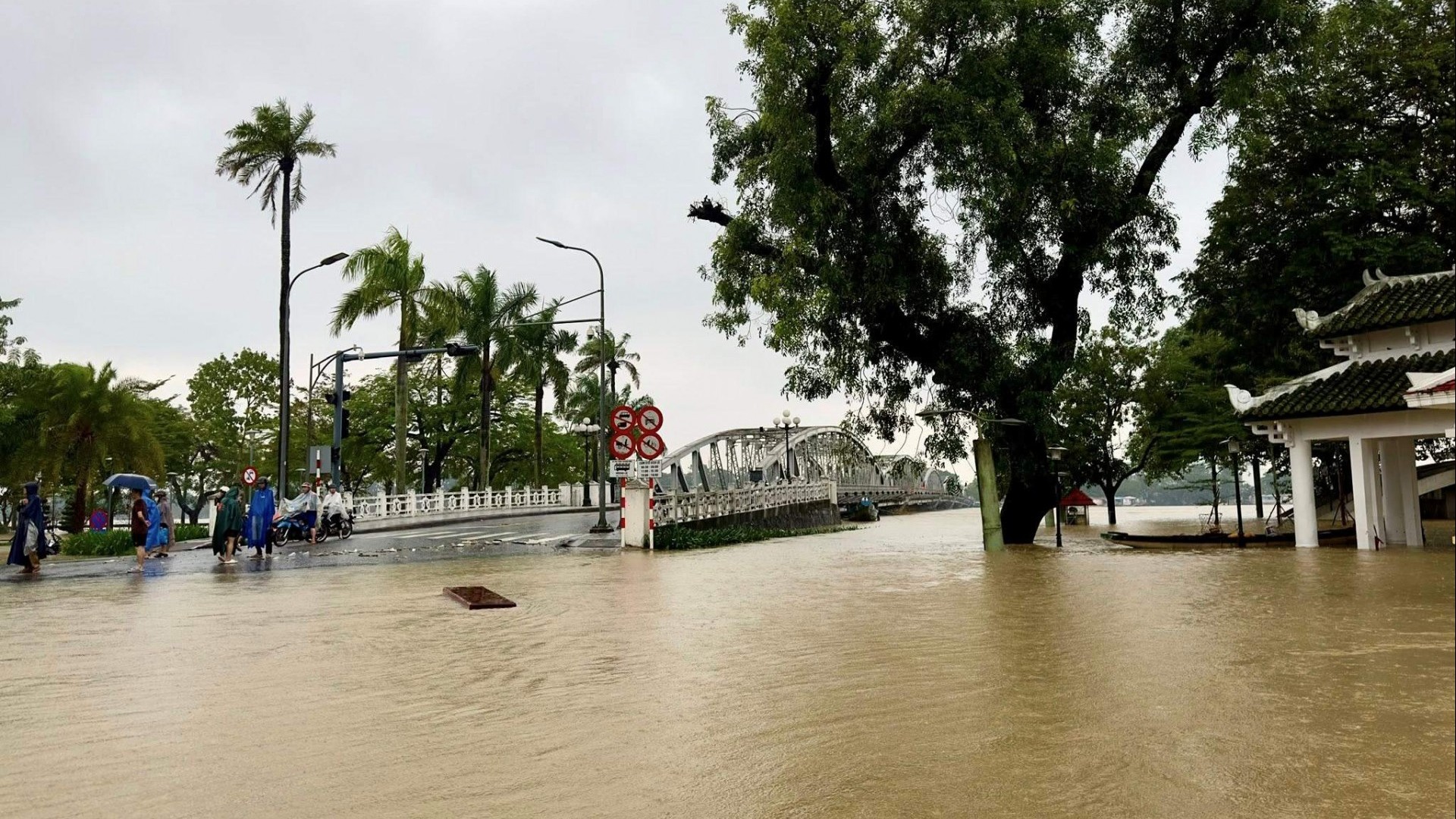 Miền Trung tiếp tục mưa lũ, miền Bắc đón không khí lạnh