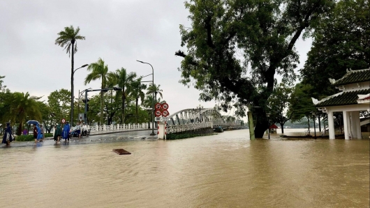 Miền Trung tiếp tục mưa lũ, miền Bắc đón không khí lạnh