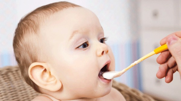 Dinh dưỡng trẻ sơ sinh: Hiểm họa từ việc cho ăn dặm quá sớm