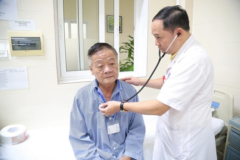 Bác sĩ thăm khám cho bệnh nhân sau phẫu thuật (Ảnh: Thái Hà). Bác sĩ thăm khám cho bệnh nhân sau phẫu thuật (Ảnh: Thái Hà).