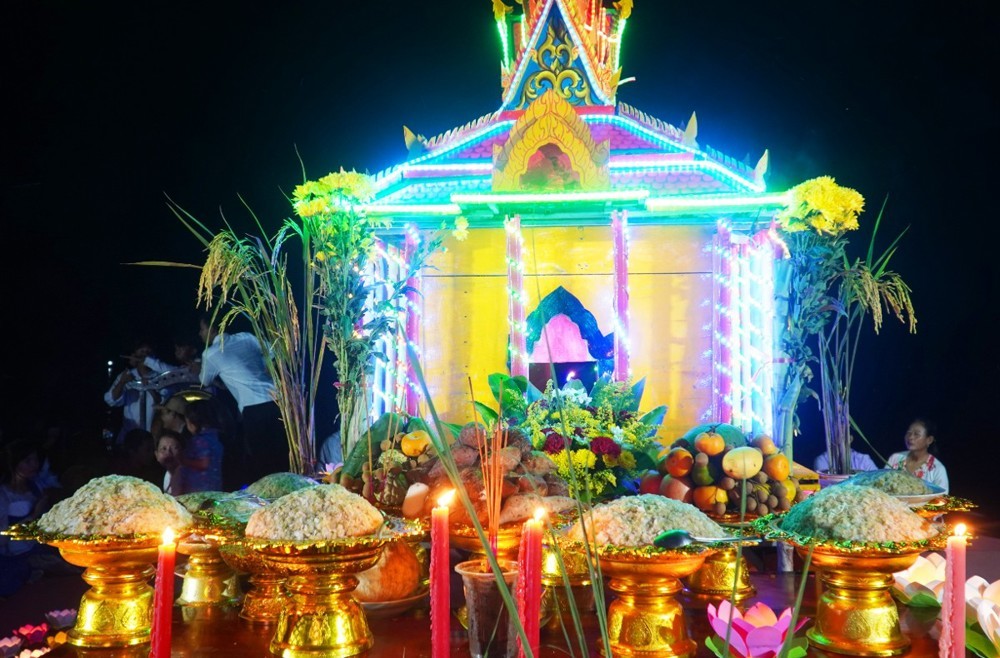 Lễ hội Ok Om Bok – Hành trình tìm về miền trăng của người Khmer Lễ hội Ok Om Bok – Hành trình tìm về miền trăng của người Khmer