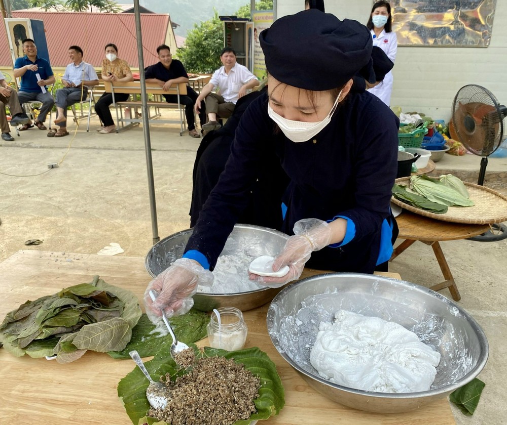 Đặc sản “trứng kiến trong lá nếp” – Hương vị không dành cho người yếu tim