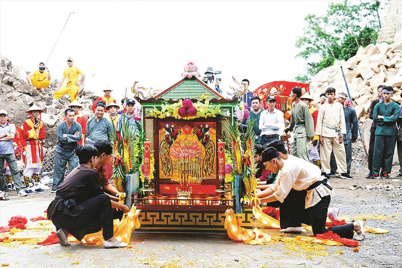 Tâm linh hòa cùng lễ hội – Núi Sam đón mùa hành hương Bà Chúa Xứ