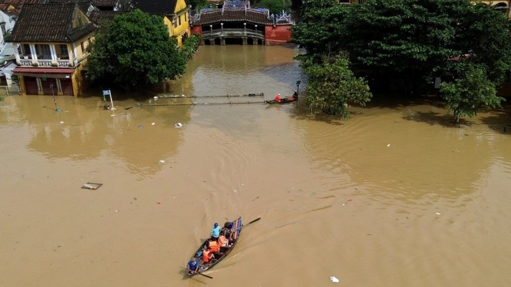 Miền Trung tiếp tục đối mặt mưa lũ, Biển Đông sắp đón bão mới