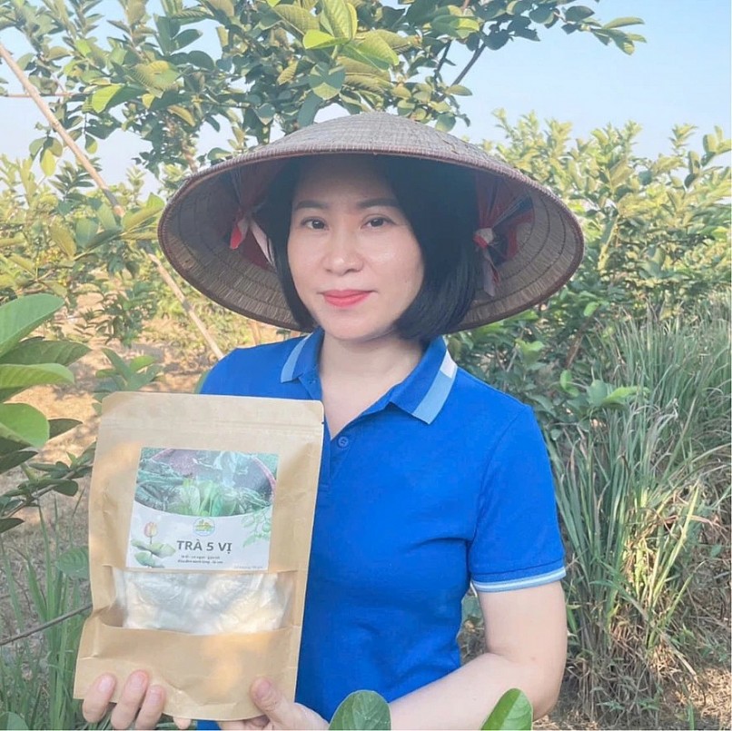 Thành viên của Hợp tác xã Nông nghiệp sạch Nam Vũ tham gia livestream bán hàng trên Tiktok.