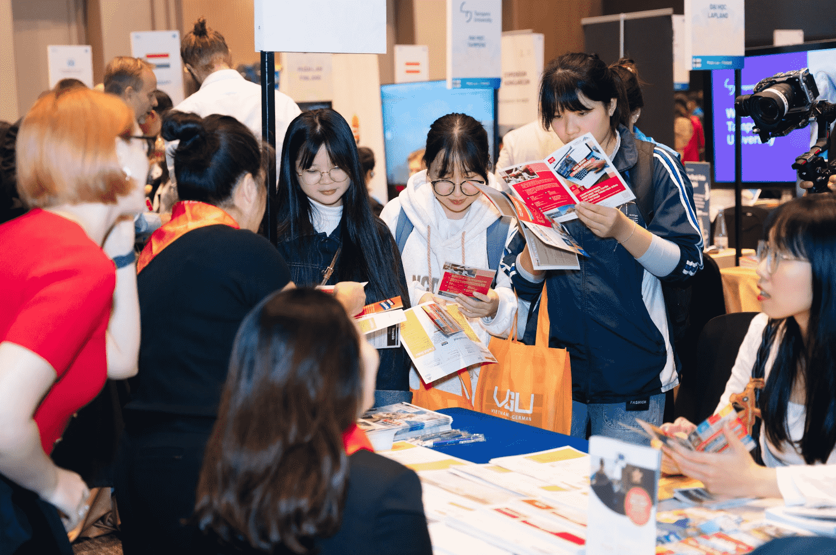 Giới trẻ Hà Nội hào hứng khám phá cơ hội học tập tại "Tuần lễ Giáo dục châu Âu 2025"