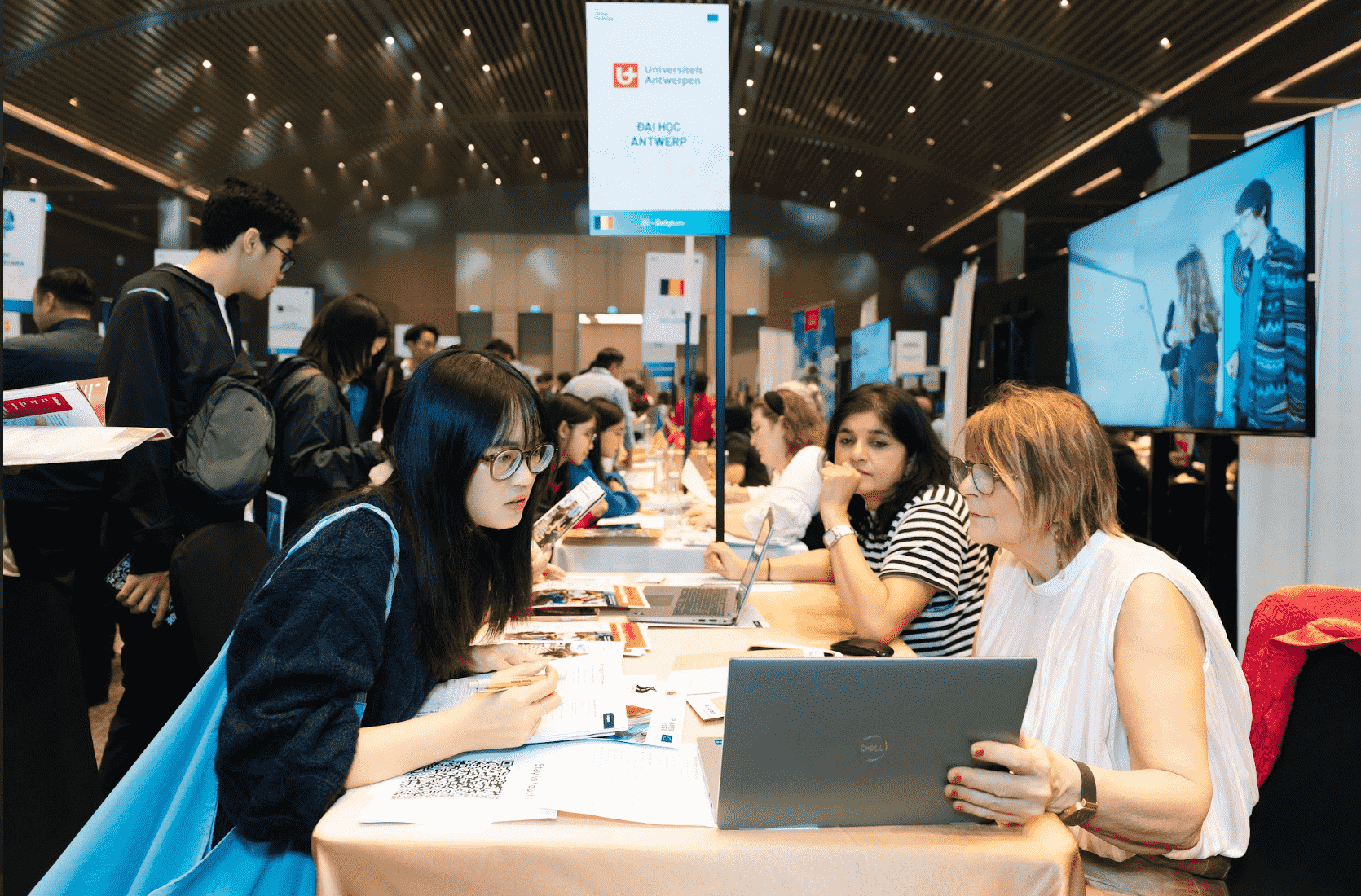 Giới trẻ Hà Nội hào hứng khám phá cơ hội học tập tại 