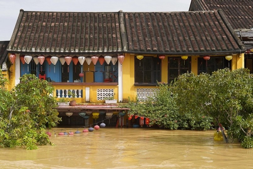 Trong khi bão Kalmaegi đang tiến vào, khu vực miền Trung đang phải gánh chịu một đợt mưa lũ nghiêm trọng. Trong khi bão Kalmaegi đang tiến vào, khu vực miền Trung đang phải gánh chịu một đợt mưa lũ nghiêm trọng.