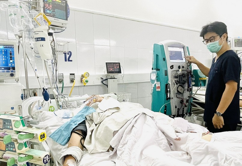 Các bác sĩ bệnh viện Đà Nẵng điều trị trường hợp bị rắn cắn Các bác sĩ bệnh viện Đà Nẵng điều trị trường hợp bị rắn cắn