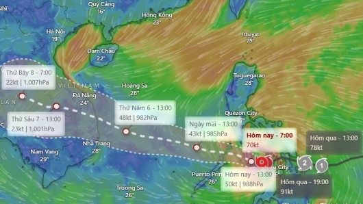 Bão Kalmaegi (bão số 13) giật cấp 17 tiến vào Biển Đông, miền Trung đối mặt mưa lũ chồng lũ