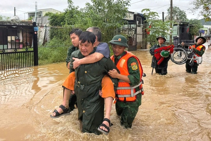 Bộ đội dầm mình trong nước sơ tán người dân ở khu dân cư đường Mẹ Suốt (P.Hòa Khánh, TP.Đà Nẵng) ngày 3.11  ẢNH: NGỌC HÂN