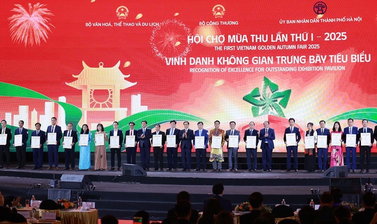 Phó Thủ tướng Bùi Thanh Sơn trao chứng nhận vinh danh 30 tổ chức, doanh nghiệp có  Thủ tướng Phạm Minh Chính: Hội chợ mùa Thu đã