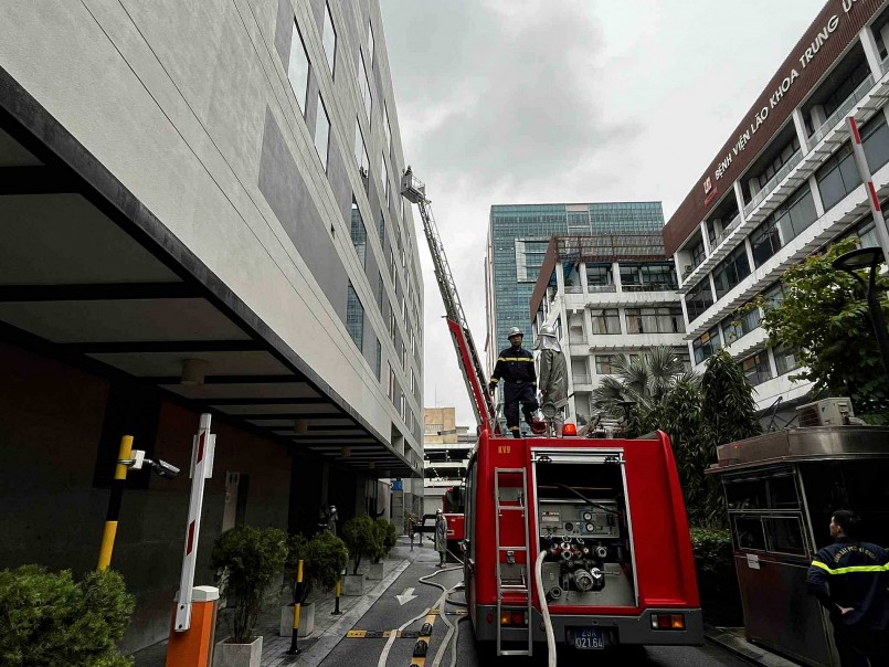 Tiếp cận khu vực có người mắc kẹt bằng xe thang.