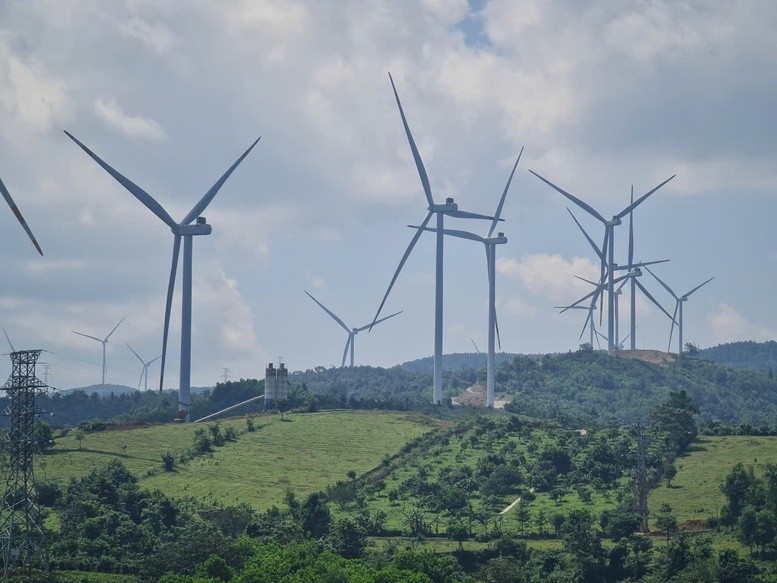 Đến nay, trên địa bàn tỉnh Quảng Trị có 21 dự án nhà máy điện gió vận hành thương mại với tổng công suất 994,2MW - Ảnh: VGP Đến nay, trên địa bàn tỉnh Quảng Trị có 21 dự án nhà máy điện gió vận hành thương mại với tổng công suất 994,2MW - Ảnh: VGP