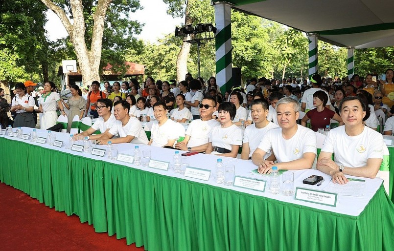 TTƯT.GS.TS Trần Văn Thuấn - Thứ trưởng Bộ Y tế (ngoài cùng bên phải) tham dự Chương trình Ngày Dinh dưỡng cộng đồng Việt Nam lần 5. TTƯT.GS.TS Trần Văn Thuấn - Thứ trưởng Bộ Y tế (ngoài cùng bên phải) tham dự Chương trình Ngày Dinh dưỡng cộng đồng Việt Nam lần 5.