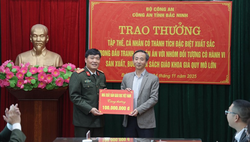 NXBGDVN tặng thưởng cho Công an tỉnh Bắc Ninh