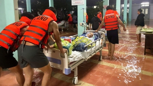 Bộ Y tế chỉ đạo khẩn ứng phó bão Kalmaegi, y tế Trung Bộ trực chiến 24/24