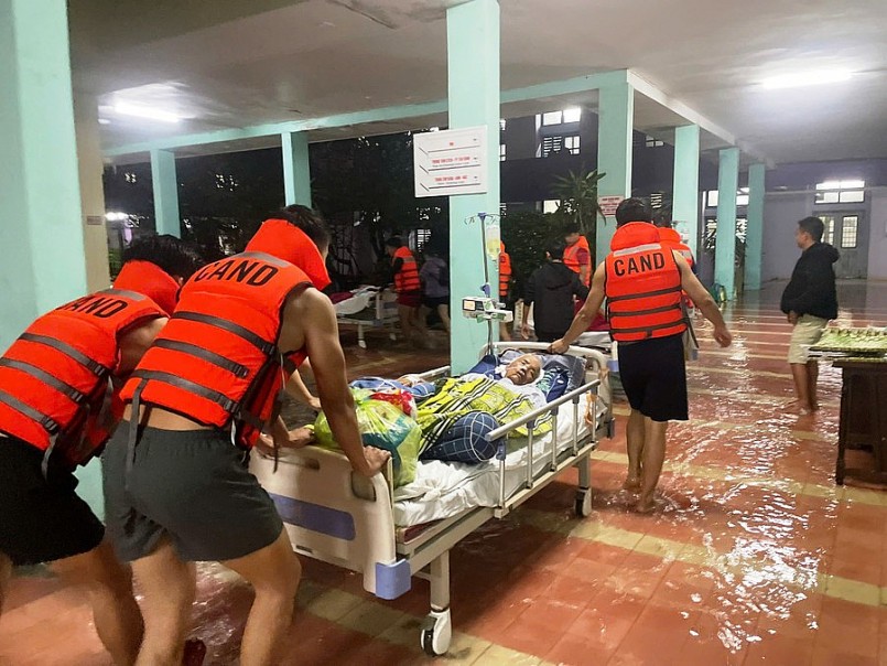 Các chiến sĩ công an xuyên đêm giúp vận chuyển bệnh nhân lên cao tại bệnh viện bị ngập lũ. Các chiến sĩ công an xuyên đêm giúp vận chuyển bệnh nhân lên cao tại bệnh viện bị ngập lũ.