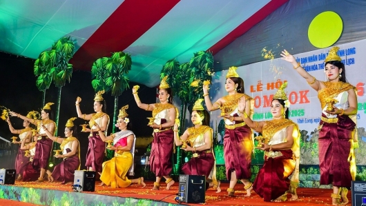 Hòa mình trong lễ hội Ok Om Bok để cảm nhận trọn vẹn văn hóa Khmer