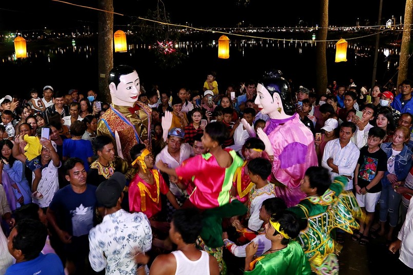 Hòa mình trong lễ hội Ok Om Bok để cảm nhận trọn vẹn văn hóa Khmer