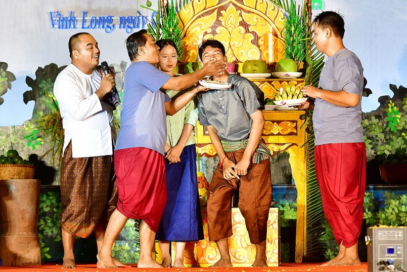      Sân khấu hóa Lễ Ok Om Bok (đúc cốm dẹp) được thực hiện với nhiều nghi thức độc đáo, vui nhộn.