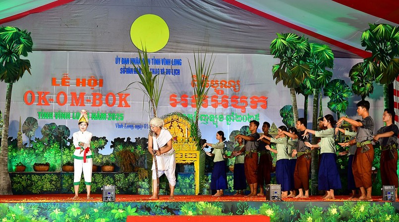 Nguồn gốc và ý nghĩa của Lễ hội Ok Om Bok được sân khấu hóa, giúp người xem hiểu rõ hơn về lễ hội được đưa vào danh mục Di sản văn hóa phi vật thể quốc gia.