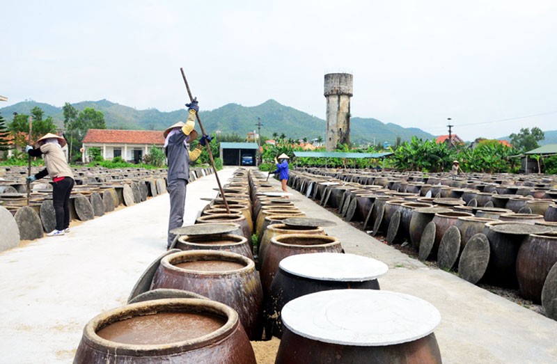Nước mắm sá sùng Vân Đồn - Tinh tuý biển cả trong từng giọt nắm