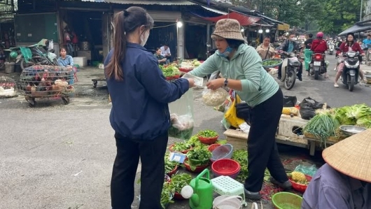 Giá thực phẩm sau bão lũ đẩy CPI tháng 10 tăng 0,20%