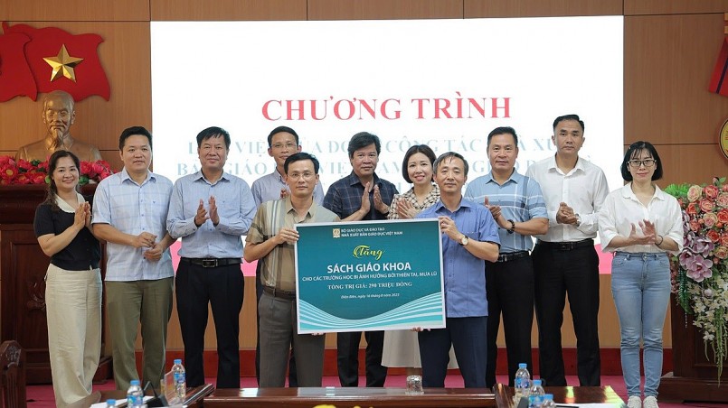 NXBGDVN tặng sách giáo khoa cho học sinh ảnh hưởng bởi thiên tai mưa lũ tại Điện Biên