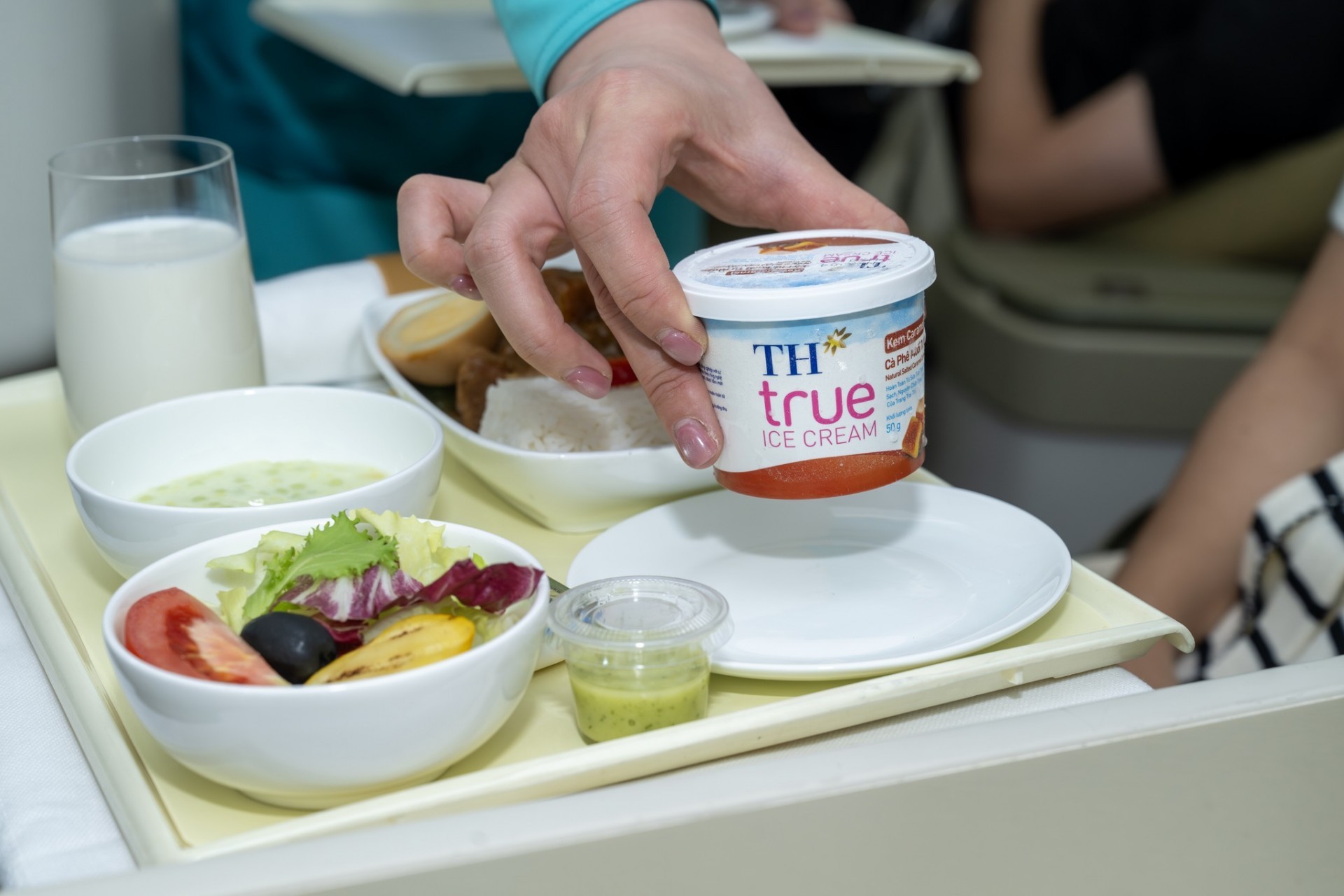 Sản phẩm TH true MILK “cất cánh” cùng Vietnam Airlines