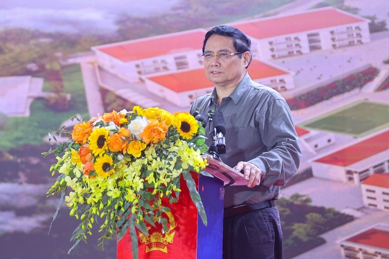 Thủ tướng Phạm Minh Chính bày tỏ vui mừng dự lễ khởi công trong không khí phấn khởi cả nước thi đua lập thành tích chào mừng Đại hội đại biểu toàn quốc lần thứ XIV của Đảng - Ảnh: VGP