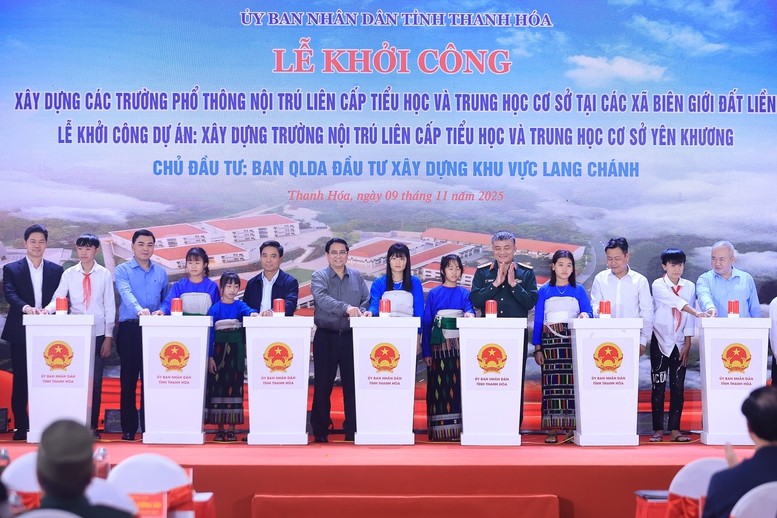Thủ tướng Chính phủ Phạm Minh Chính cùng các đại biểu và các em học sinh thực hiện nghi thức khởi công xây dựng các trường phổ thông nội trú liên cấp Tiểu học và Trung học cơ sở tại các xã biên giới đất liền sáng 9/11, điểm cầu Trường nội trú liên cấp Tiểu học và Trung học cơ sở xã Yên Khương, Thanh Hóa - Ảnh: VGP