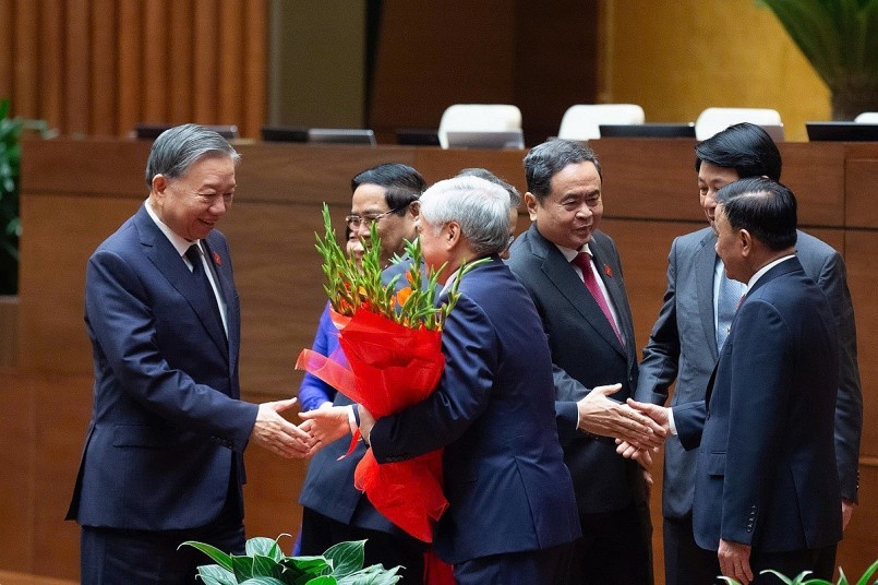 Tổng Bí thư Tô Lâm chúc mừng Phó Chủ tịch Quốc hội Đỗ Văn Chiến